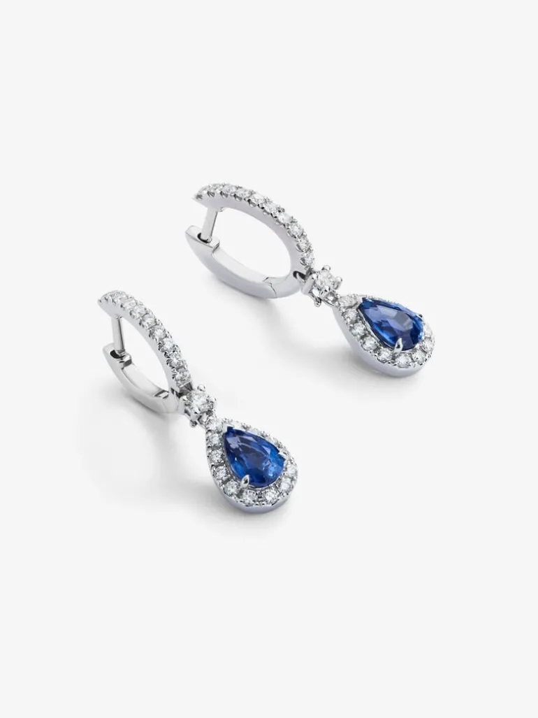 Pendientes de oro blanco de 18K con zafiros azules en talla pera de 1,32 cts y diamantes blancos en talla brillante de 0,56 cts
