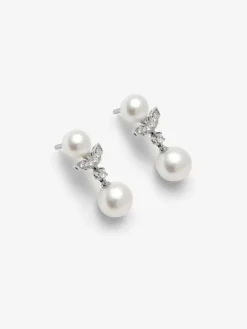 Pendientes de oro blanco de 18K con 2 perlas akoya y 14 diamantes en talla brillante con un total de 0,09 cts