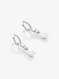 Pendientes de oro blanco de 18K con 2 diamantes en talla pera con un total de 3,06 cts y 22 en talla brillante con un total de 1,38 cts