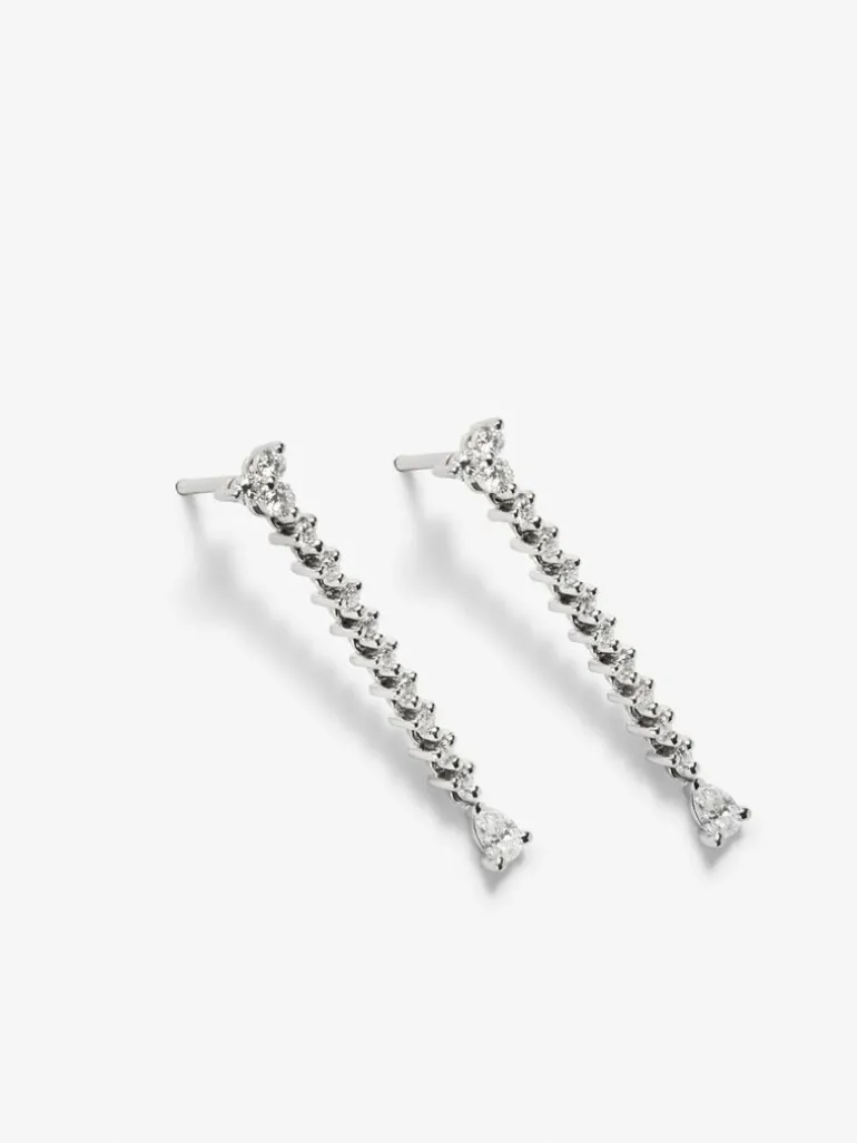 Pendientes de oro blanco de 18K con 2 diamantes en talla pera con un total de 0,21 cts y 18 en talla brillante con un total de 0,34 cts
