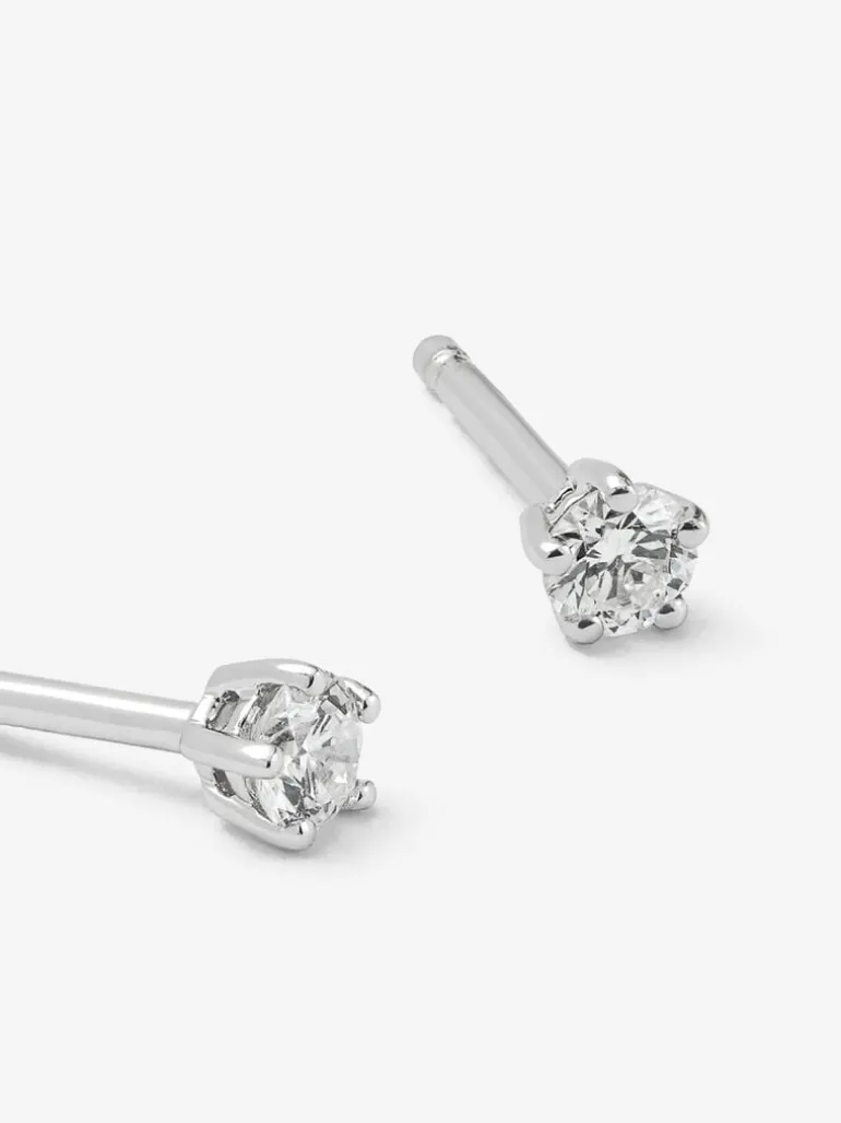 Pendientes de oro blanco de 18K con 2 diamantes en talla brillante con un total de 0,2 cts