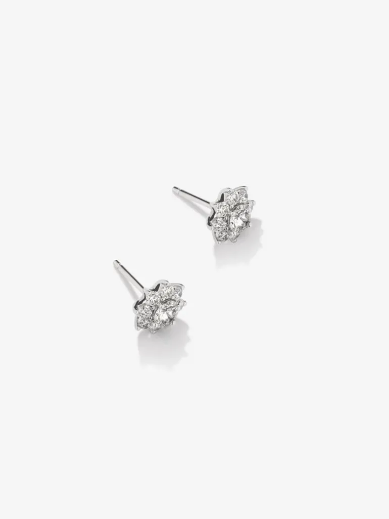 Pendientes de oro blanco de 18K con 18 diamantes en talla brillante con un total de 0,57 cts con forma de estrella