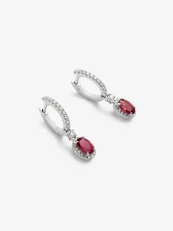Pendientes de oro blanco de 18K con 2 rub&iacute;es rojos en talla oval de  2 cts y diamantes en talla brillante con un total de 0,40 cts
