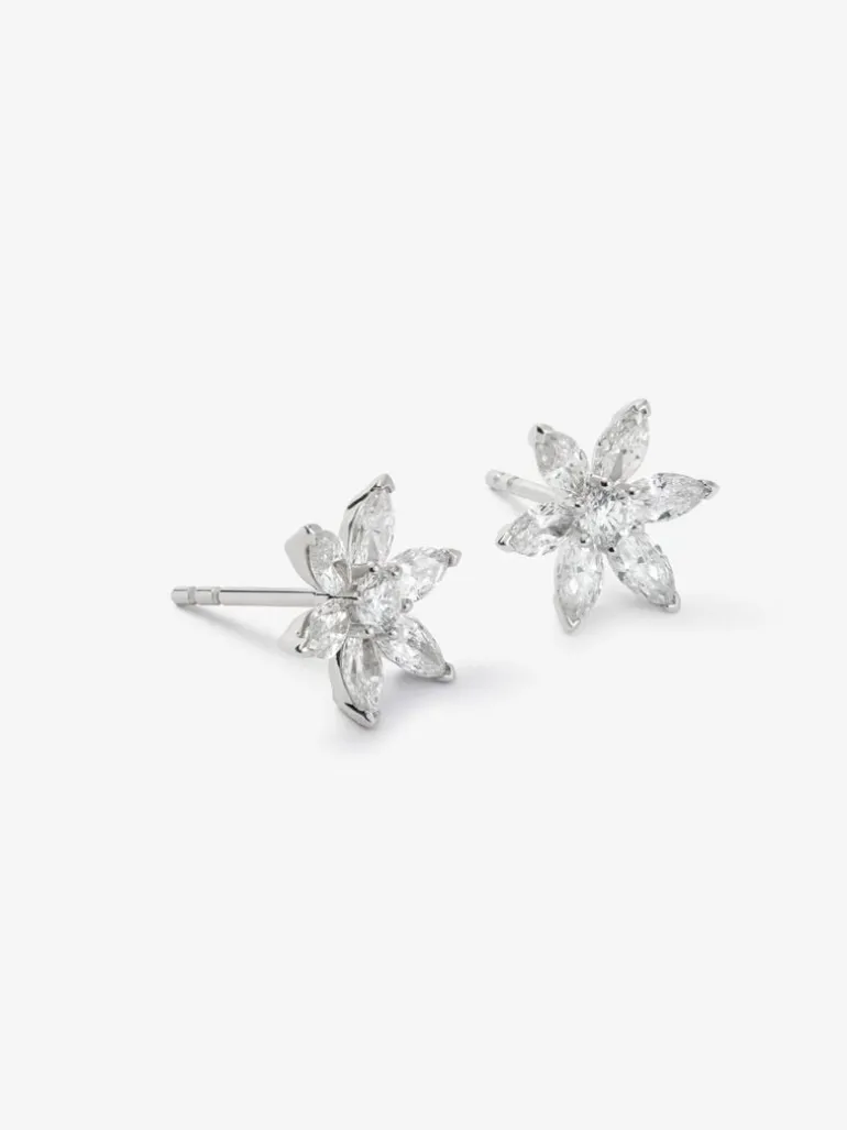 Pendientes de oro blanco de 18K con 2 diamantes en talla brillante con un total de 0,16 cts y 10 en talla marquise con un total de 1,06 cts