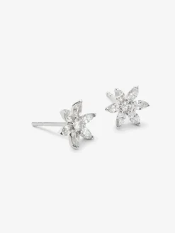 Pendientes de oro blanco de 18K con 2 diamantes en talla brillante con un total de 0,12 cts y 12 en talla marquise con un total de 0,59 cts