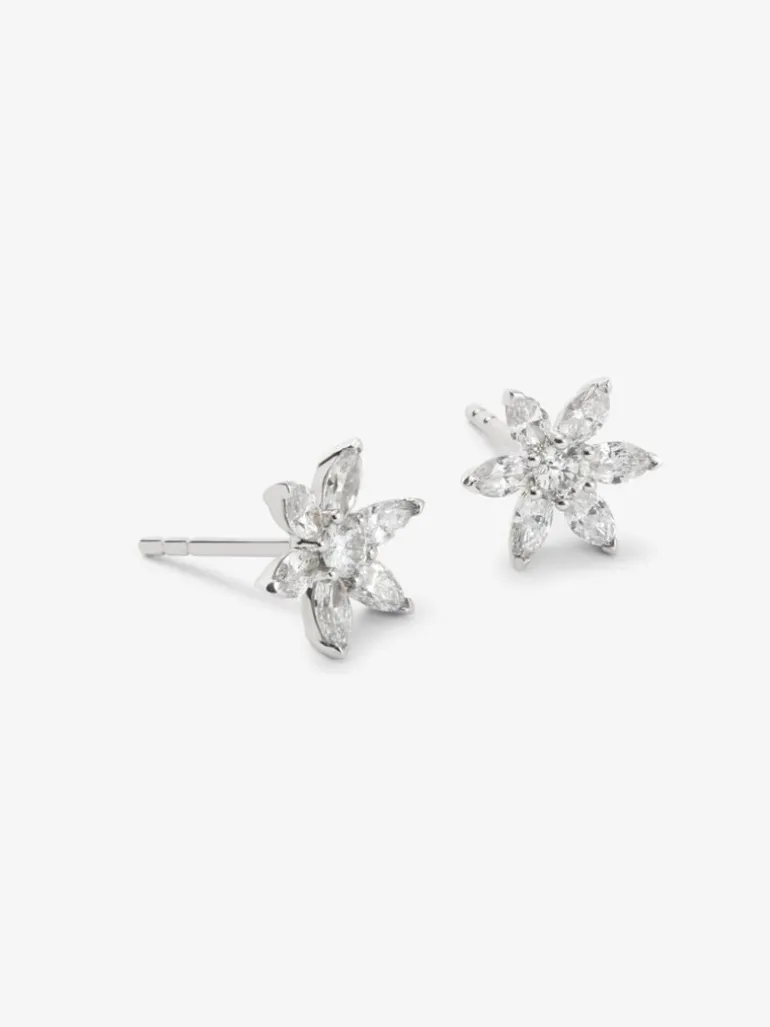 Pendientes de oro blanco de 18K con 2 diamantes en talla brillante con un total de 0,12 cts y 12 en talla marquise con un total de 0,59 cts