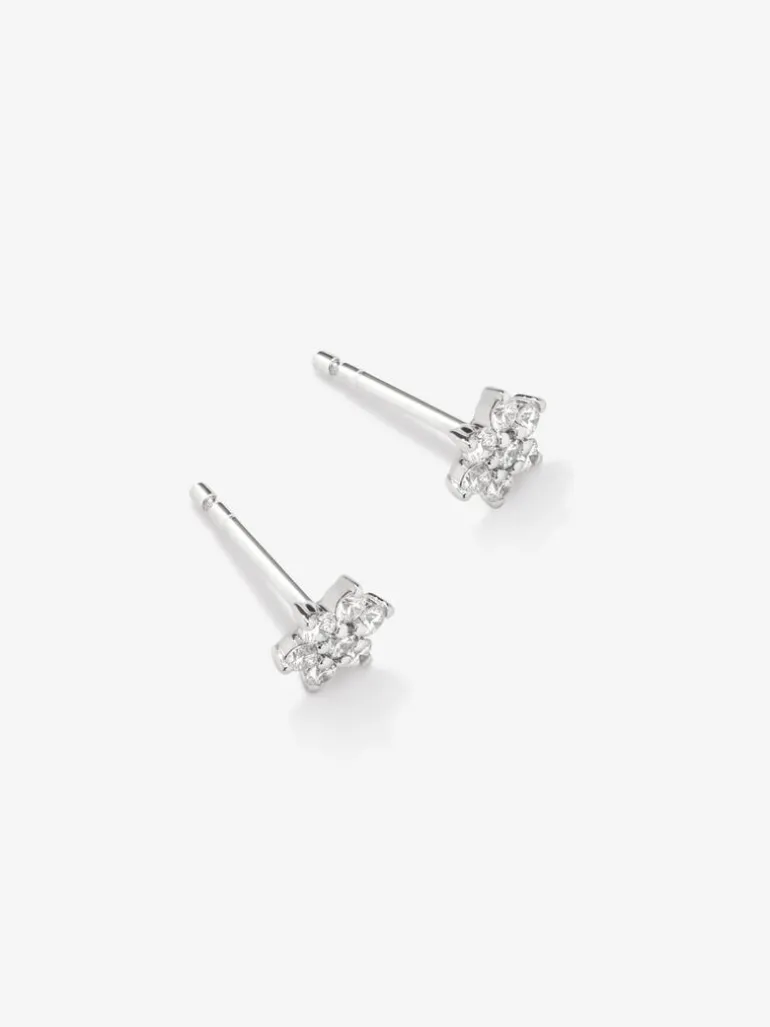 Pendientes de oro blanco de 18K con 14 diamantes en talla brillante con un total de 0,14 cts con forma de estrella