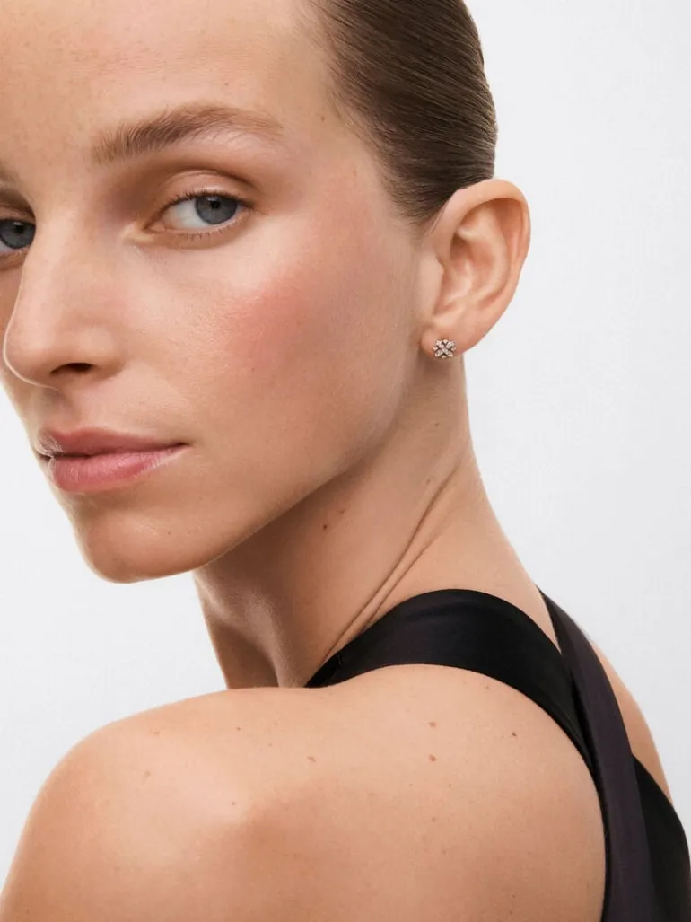 Pendientes de oro blanco de 18K con 26 diamantes en talla brillante con un total de 0,21 cts con forma de estrella