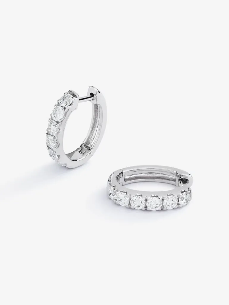 Pendientes de oro blanco de 18K con 12 diamantes en talla brillante con un total de 0,96 cts
