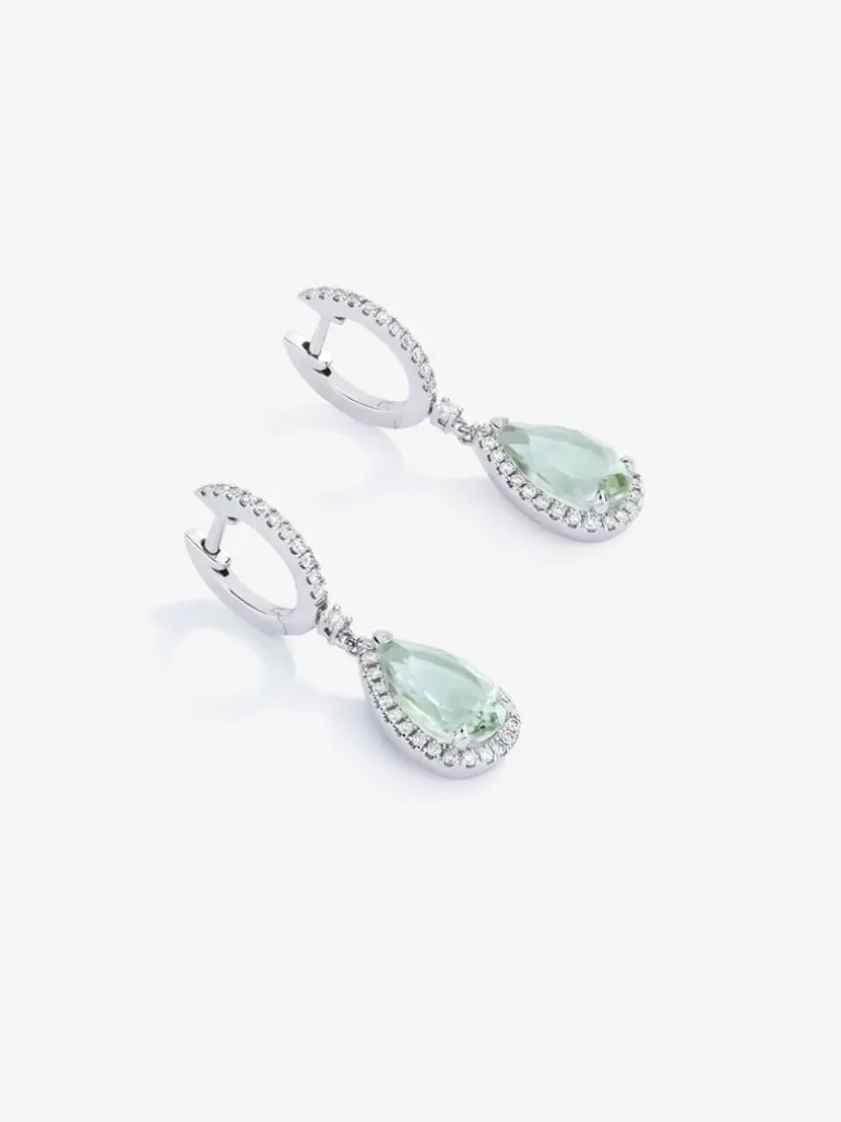 Pendientes de oro blanco de 18K con 2 amatistas verdes en talla pera con un total de 3,32 cts y 72 diamantes en talla brillante con un total de 0,4 cts