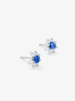 Pendientes de oro blanco de 18K con 2 zafiros azules con un total de 0,43 cts y 16 diamantes en talla brillante con un total de 0,44 cts en forma de estrella