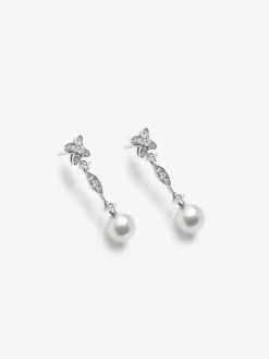 Pendientes de oro blanco de 18K con 28 diamantes en talla brillante con un total de 0,59 cts y 2 perlas akoya de 8,5 mm