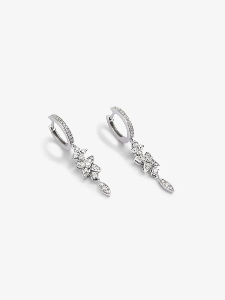 Pendientes de oro blanco de 18K con 58 diamantes en talla brillante con un total de 0,76 cts