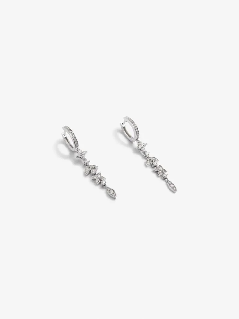Pendientes de oro blanco de 18K con 70 diamantes en talla brillante con un total de 0,75 cts