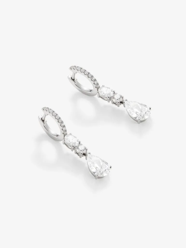 Pendientes de oro blanco de 18K con 2 diamantes en talla pera con un total de 3,06 cts y 22 en talla brillante con un total de 1,38 cts