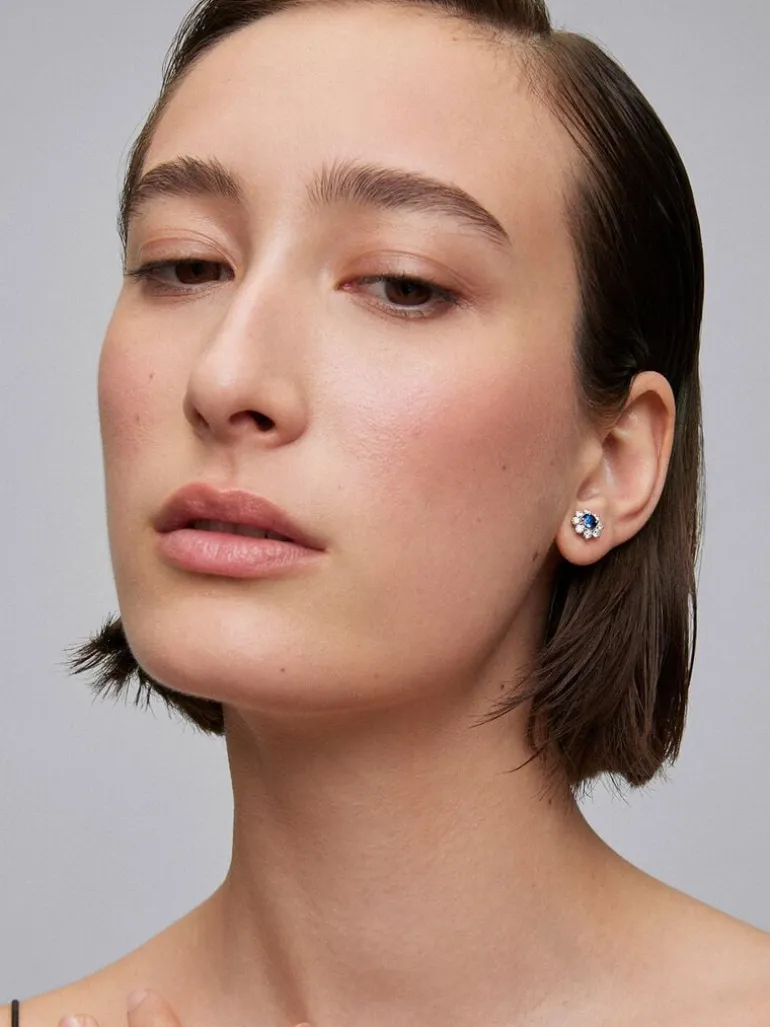 Pendientes de oro blanco de 18K con zafiros azules en talla brillante de 0,92 cts y diamantes 0,76 cts en forma de estrella