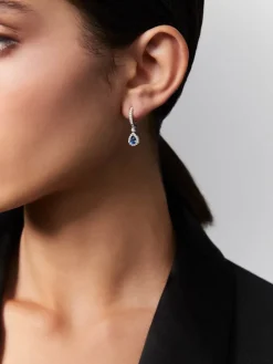 Pendientes de oro blanco de 18K con zafiros azules en talla pera de 1,32 cts y diamantes blancos en talla brillante de 0,56 cts