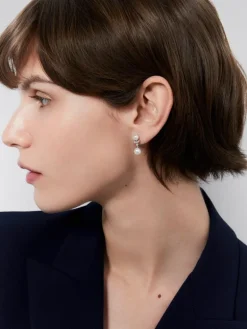 Pendientes de oro blanco de 18K con 2 perlas akoya y 14 diamantes en talla brillante con un total de 0,09 cts