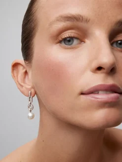 Pendientes de oro blanco de 18K con 2 perlas de 10mm y 64 diamantes en talla brillante con un total de 0,61 cts