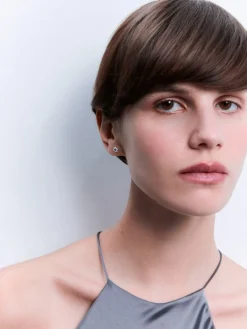 Pendientes de oro blanco de 18K con 2 zafiros azules en talla brillante con un total de 0,27 cts y 12 diamantes en talla brillante con un total de 0,32 cts