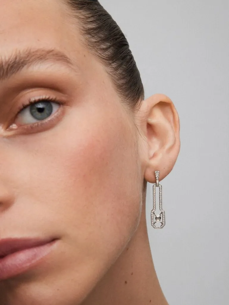 Pendientes de oro blanco de 18K con 2 diamantes en talla esmeralda con un total de 1 cts y 126 en talla brillante con un total de 0,63 cts