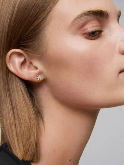 Pendientes de oro blanco de 18K con 12 diamantes en talla marquise con un total de 0,36 cts y 2 en talla brillante con un total de 0,09 cts