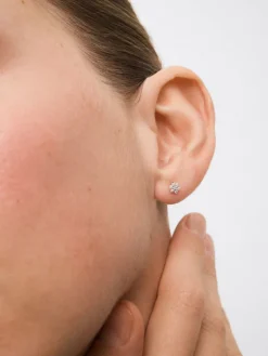 Pendientes de oro blanco de 18K con 14 diamantes en talla brillante con un total de 0,14 cts con forma de estrella