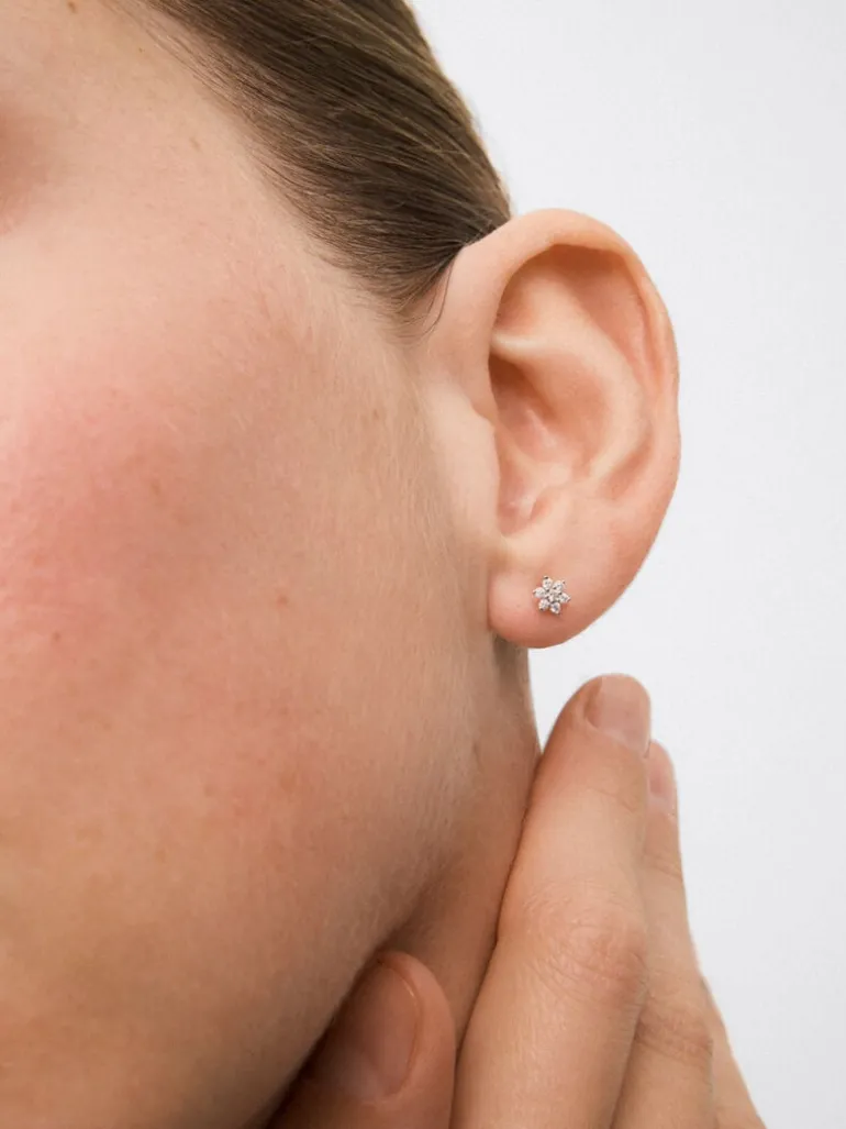 Pendientes de oro blanco de 18K con 14 diamantes en talla brillante con un total de 0,14 cts con forma de estrella