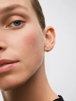 Pendientes de oro blanco de 18K con diamantes en talla brillante de 0,3 cts con forma de estrella