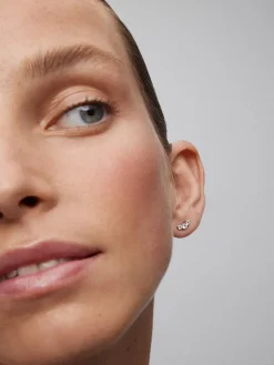 Pendientes de oro blanco de 18K con 6 diamantes en talla brillante con un total de 0,58 cts