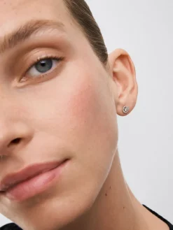 Pendientes de oro blanco de 18K con diamante solitario y orla de diamantes