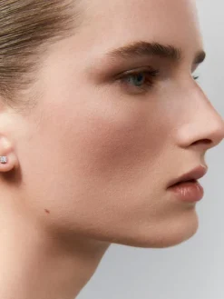Pendientes de oro blanco de 18K con 2 diamantes en talla brillante con un total de 0,3 cts
