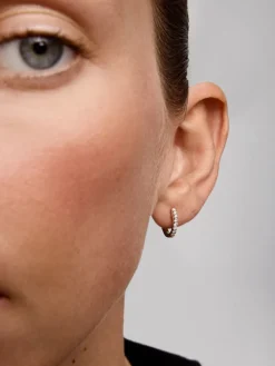 Pendientes de oro blanco de 18K con 16 diamantes en talla brillante con un total de 0,16 cts