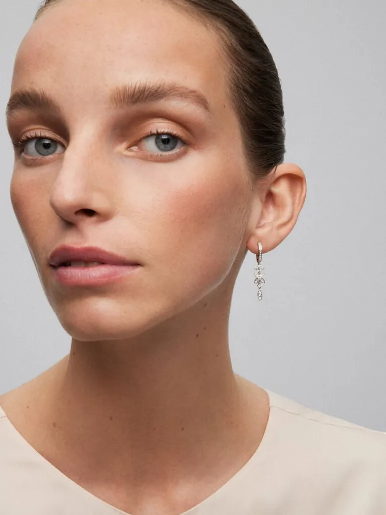 Pendientes de oro blanco de 18K con 58 diamantes en talla brillante con un total de 0,76 cts