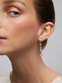 Pendientes de oro blanco de 18K con 64 diamantes en talla brillante con un total de 0,64 cts y 2 amatistas verdes en talla pera