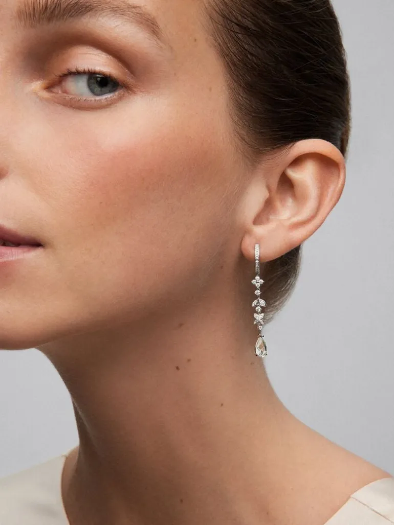 Pendientes de oro blanco de 18K con 64 diamantes en talla brillante con un total de 0,64 cts y 2 amatistas verdes en talla pera