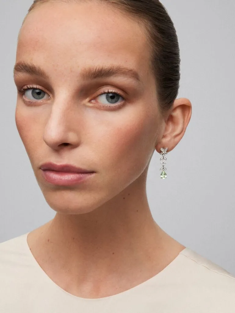 Pendientes de oro blanco de 18K con 52 diamantes en talla brillante con un total de 0,95 cts y amatistas verdes en talla pera