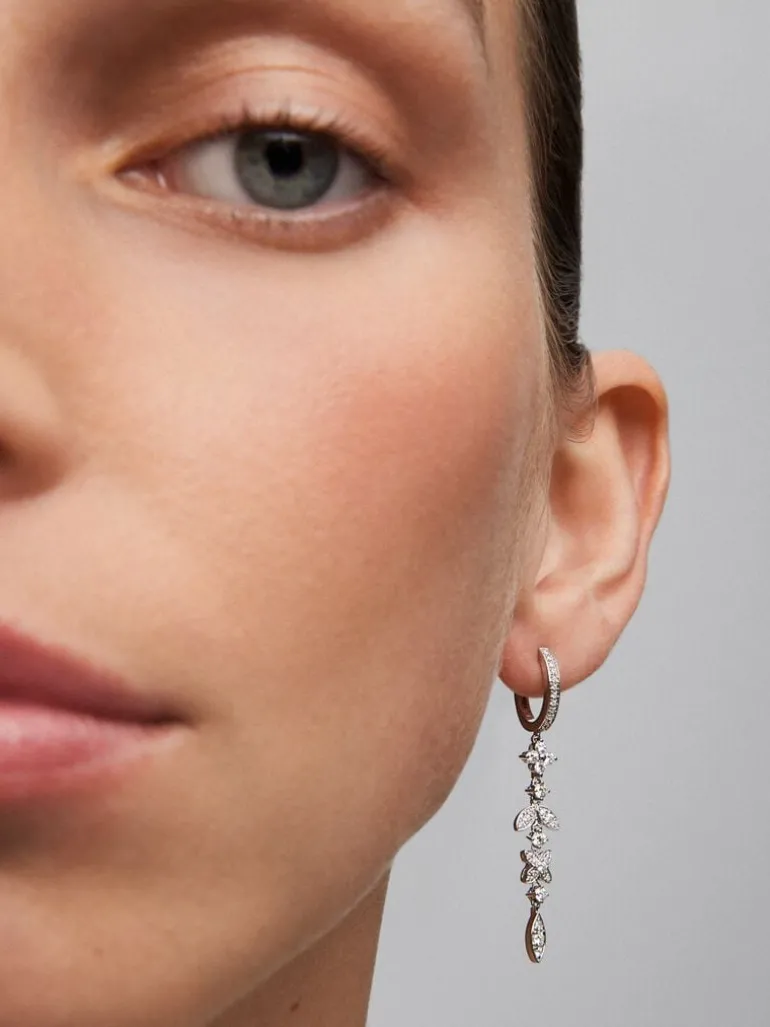 Pendientes de oro blanco de 18K con 70 diamantes en talla brillante con un total de 0,75 cts
