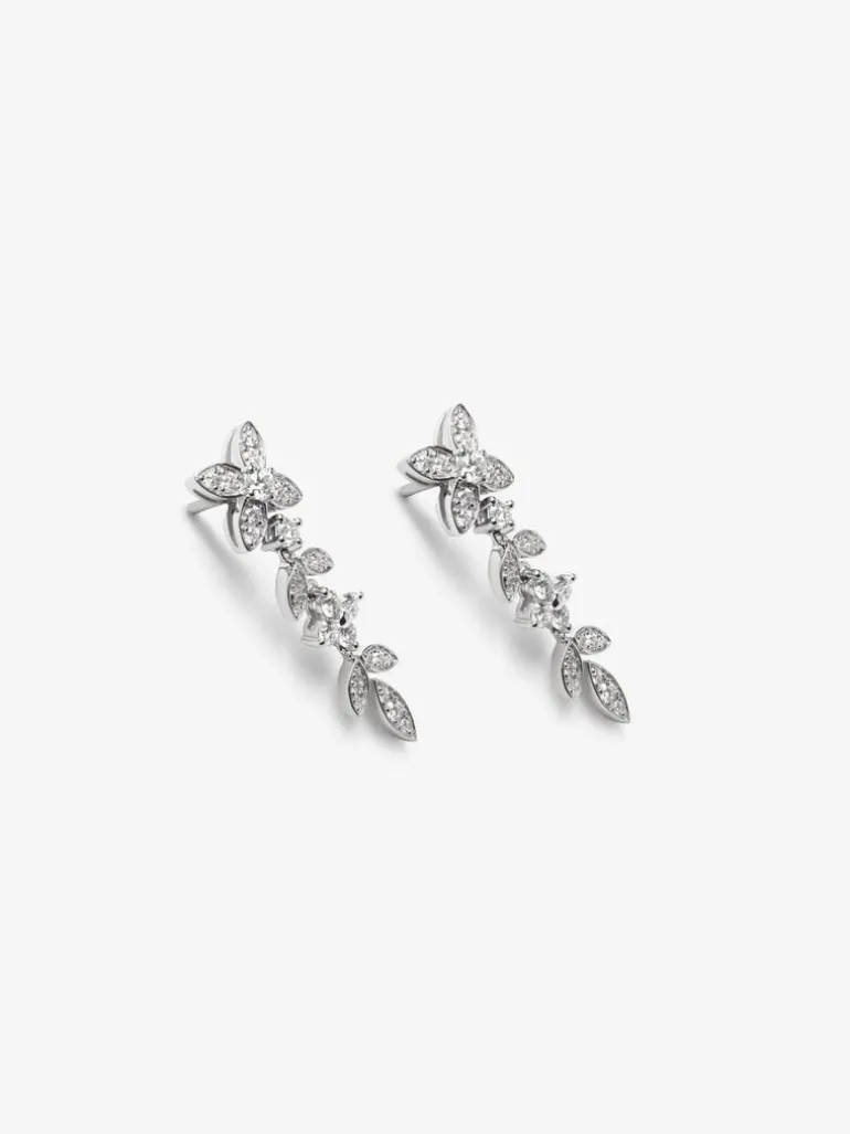 Pendientes de oro blanco de 18K con 62 diamantes en talla brillante con un total de 1,07 cts