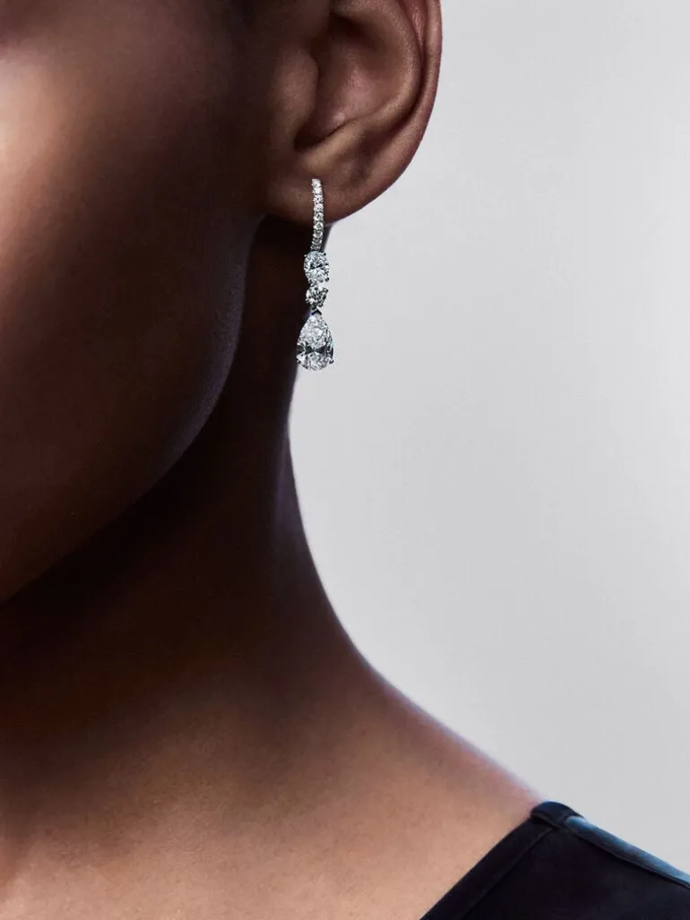 Pendientes de oro blanco de 18K con 2 diamantes en talla pera con un total de 3,06 cts y 22 en talla brillante con un total de 1,38 cts