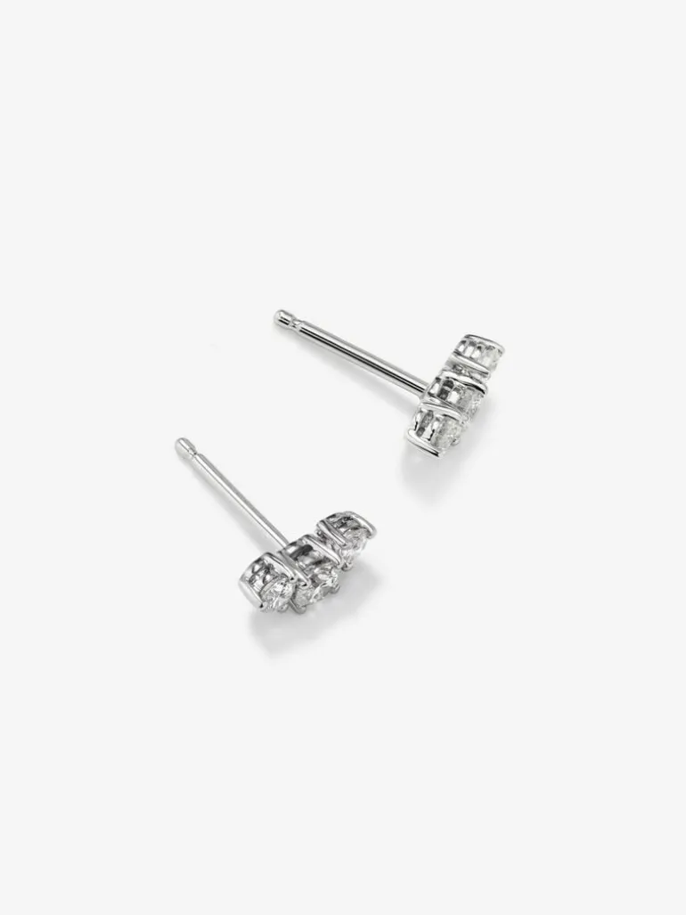Pendientes de oro blanco de 18K con 6 diamantes en talla brillante con un total de 0,58 cts