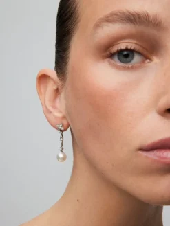 Pendientes de oro blanco de 18K con 28 diamantes en talla brillante con un total de 0,59 cts y 2 perlas akoya de 8,5 mm