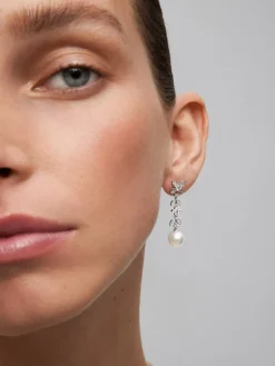 Pendientes de oro blanco de 18K con 62 diamantes en talla brillante con un total de 0,99 cts y 2 perlas akoya de 8,5 mm