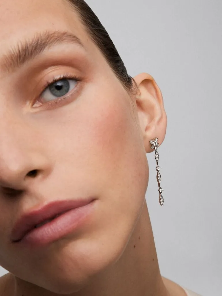 Pendientes de oro blanco de 18K con 44 diamantes en talla brillante con un total de 0,95 cts