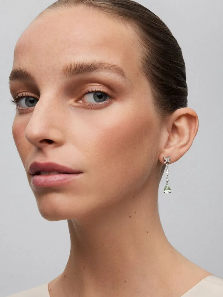 Pendientes de oro blanco de 18K con 30 diamantes en talla brillante con un total de 0,63 cts y 2 amatistas verdes en talla pera