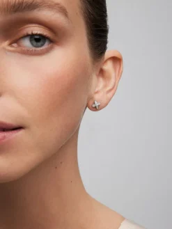 Pendientes de oro blanco de 18K con 28 diamantes en talla brillante con un total de 0,59 cts y 2 perlas akoya de 8,5 mm