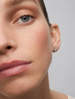 Pendientes de oro blanco de 18K con 44 diamantes en talla brillante con un total de 0,95 cts