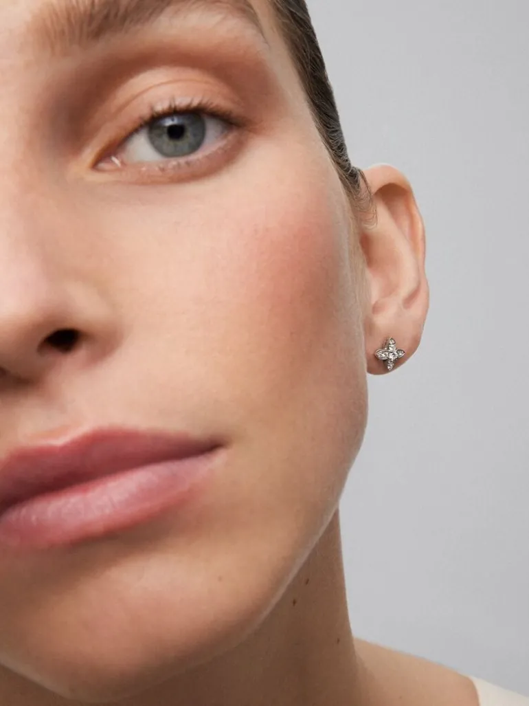 Pendientes de oro blanco de 18K con 44 diamantes en talla brillante con un total de 0,95 cts