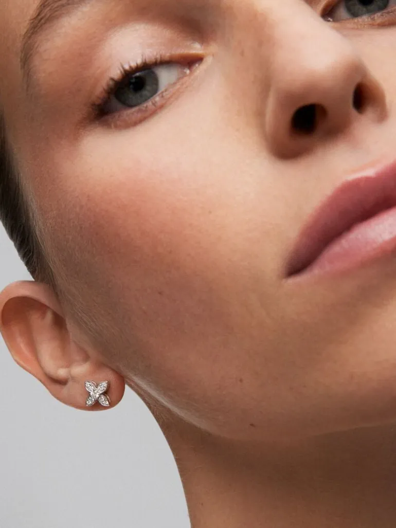 Pendientes de oro blanco de 18K con 62 diamantes en talla brillante con un total de 1,07 cts