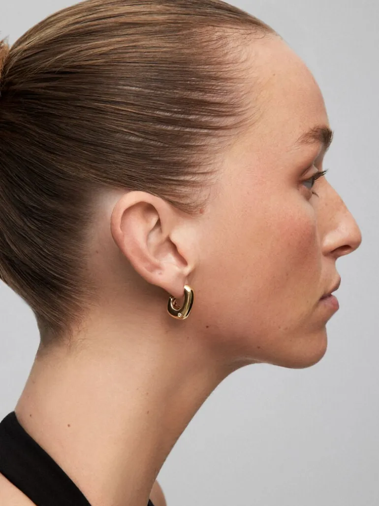 Pendientes medianos de aro de oro amarillo de 18K con diamantes en talla brillante de 0,05 cts